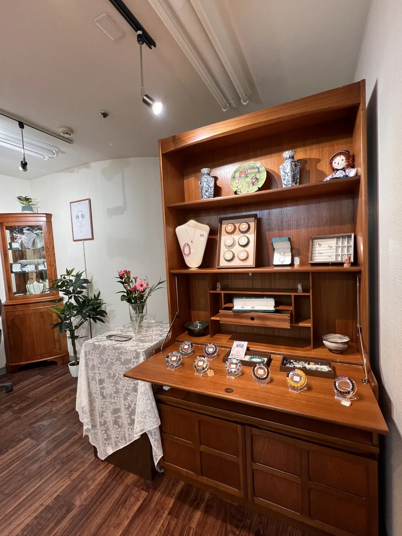 木製什器を備えたジュエリー展示空間