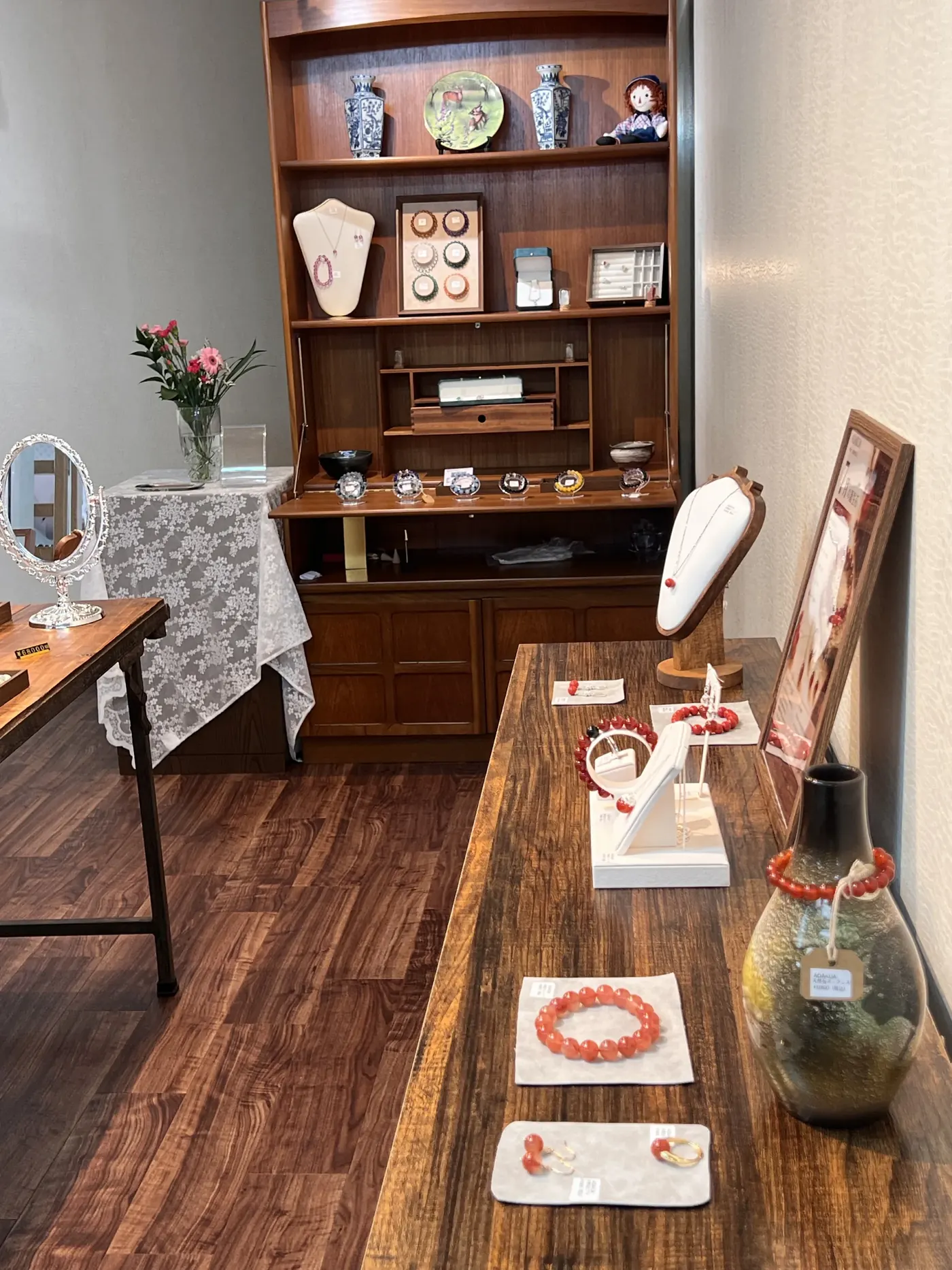 天然石ジュエリーのショールーム展示